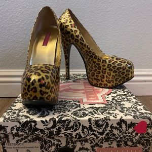 Gold pearlized cheetah platform heels